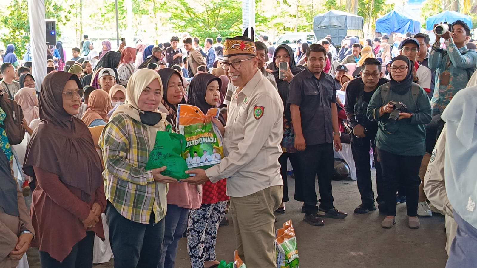 Plt Sekda Kalteng Hadiri Pasar Murah Pemprov, 3.000 Paket Sembako Dibagikan Gratis oleh Gubernur