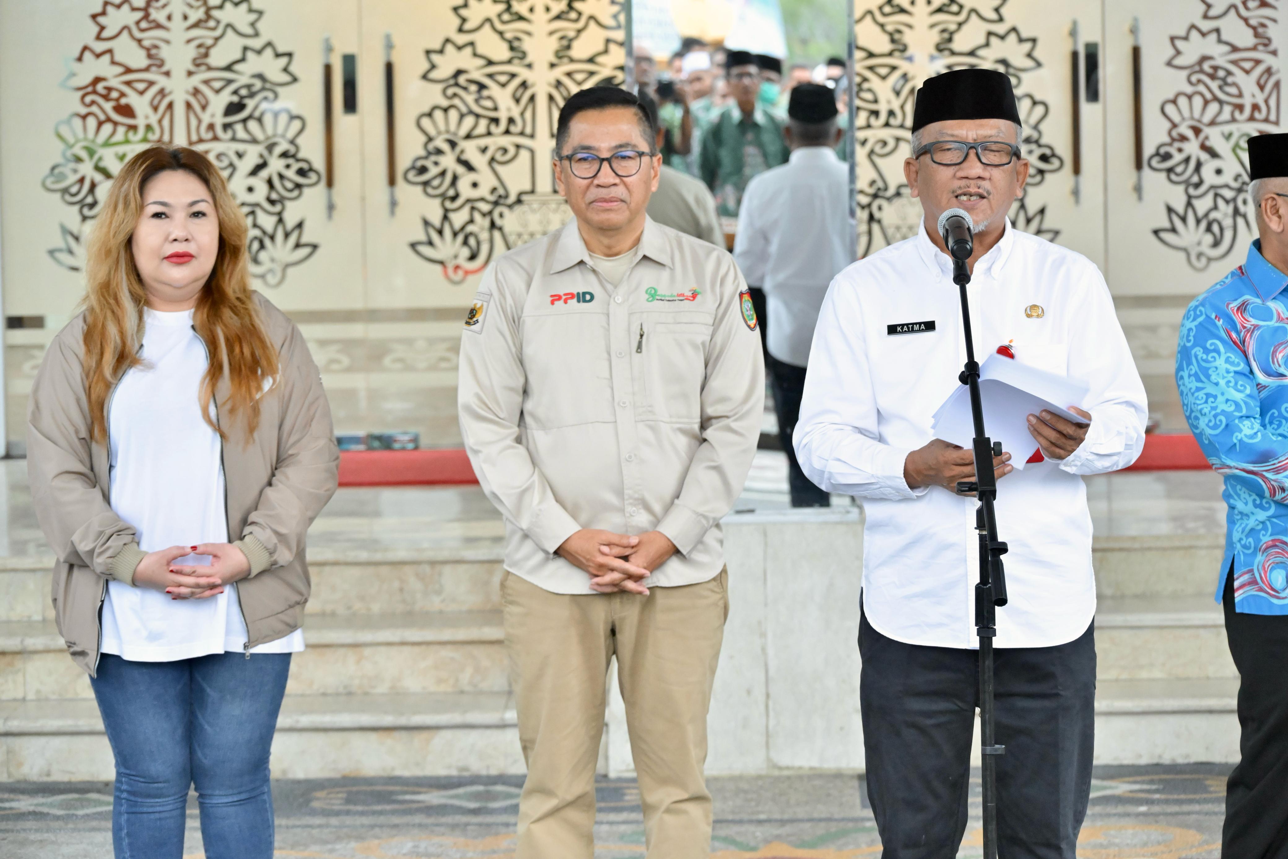 Kepala Bapperida Prov. Kalteng Dampingi Plt. Sekda Kalteng Lepas Peserta Perjalanan Religi Umrah dan ke Yerusalem Tahun 2025