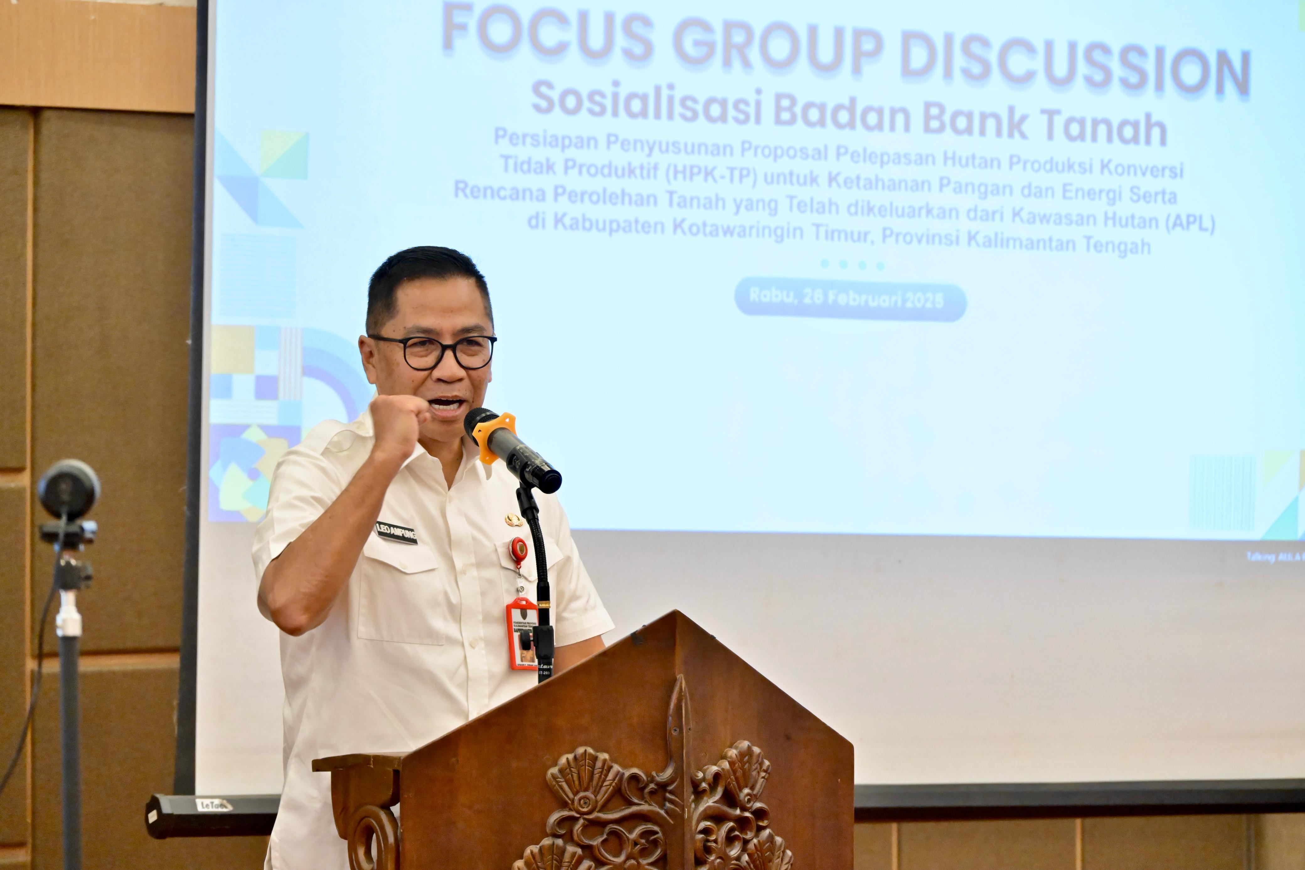 Kepala Bapperida Provinsi Kalteng Membuka Acara Secara Resmi FGD Sosialisasi Bank Tanah dan Penyusunan Proposal Pelepasan HPK-TP