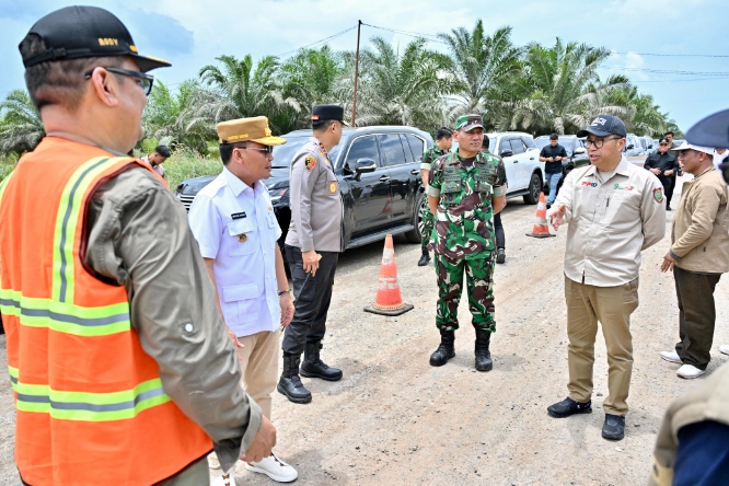 Kepala BAPPERIDA Prov. Kalteng Dampingi Gubernur Kalteng Tinjau Ruas Jalan Lingkar Selatan Sampit Jelang Idul Fitri